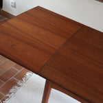 Table à manger scandinave en teck extensible, design danois des années 60, plateau en parfait état.