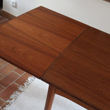 Table à manger scandinave en teck extensible, design danois des années 60, plateau en parfait état.