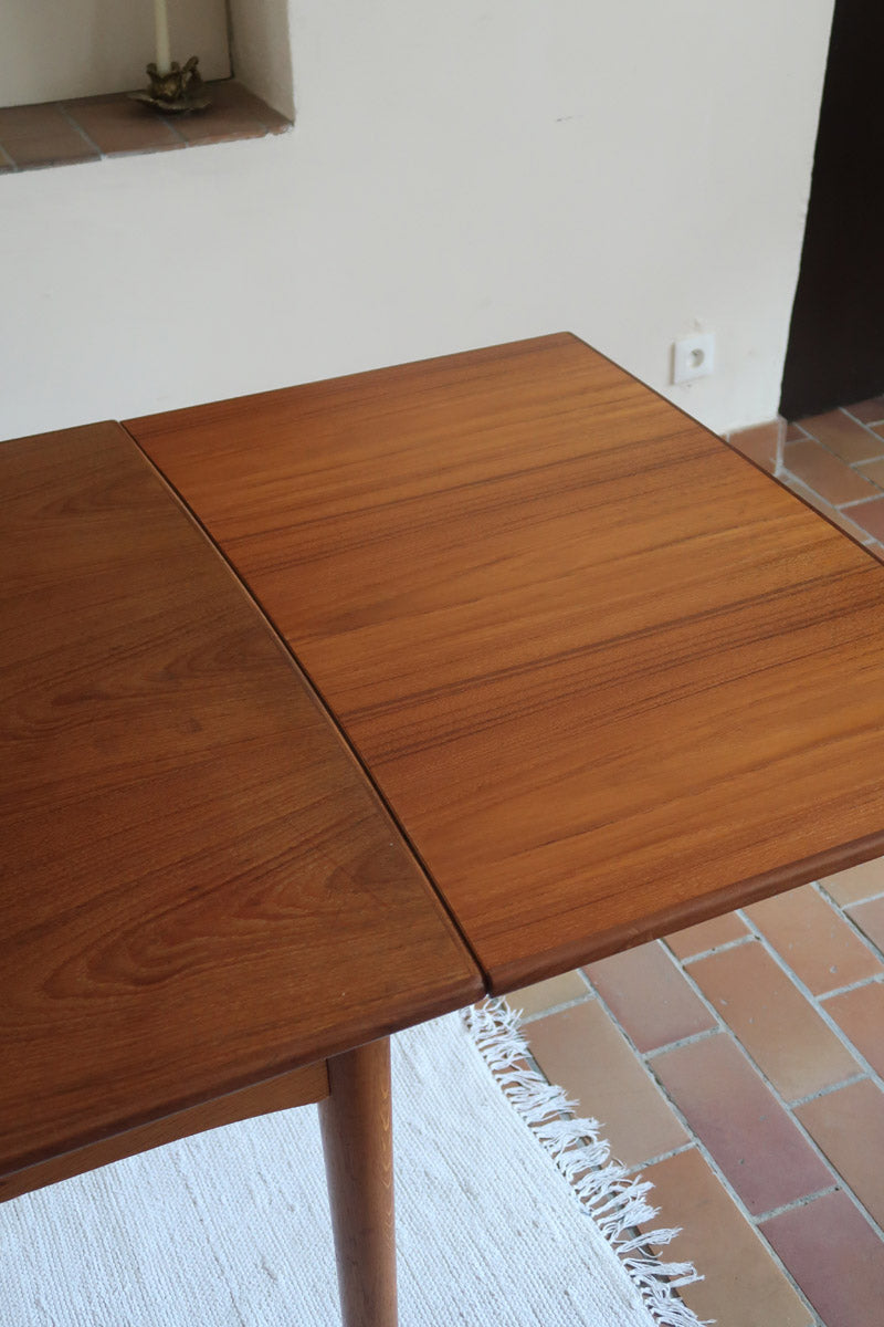 Table à manger scandinave en teck extensible, design danois des années 60, plateau en parfait état.
