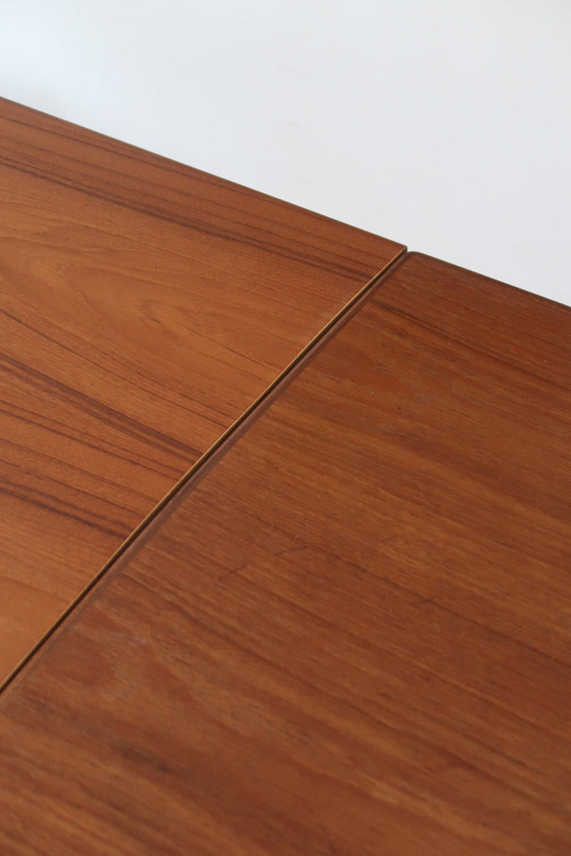 Table à manger scandinave en teck extensible, design danois des années 60, plateau en parfait état.