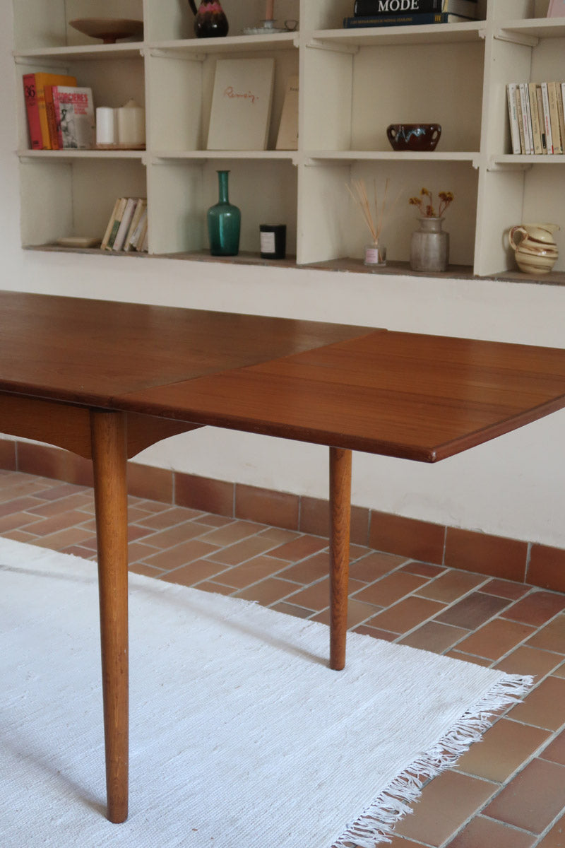 Table à manger scandinave en teck extensible, design danois des années 60, plateau en parfait état.