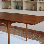 Table à manger scandinave en teck extensible, design danois des années 60, plateau en parfait état.