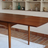 Table à manger scandinave en teck extensible, design danois des années 60, plateau en parfait état.