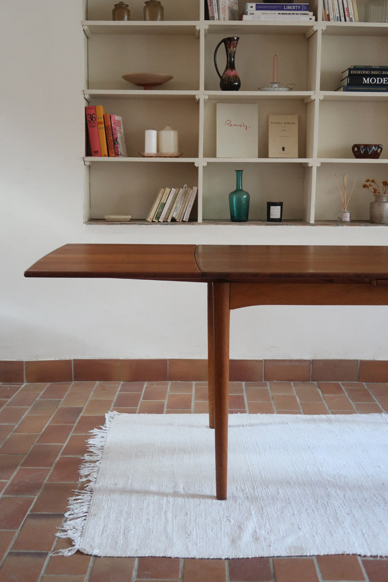 Table à manger scandinave en teck extensible, design danois des années 60, plateau en parfait état.