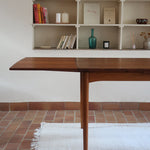 Table à manger scandinave en teck extensible, design danois des années 60, plateau en parfait état.