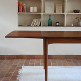 Table à manger scandinave en teck extensible, design danois des années 60, plateau en parfait état.