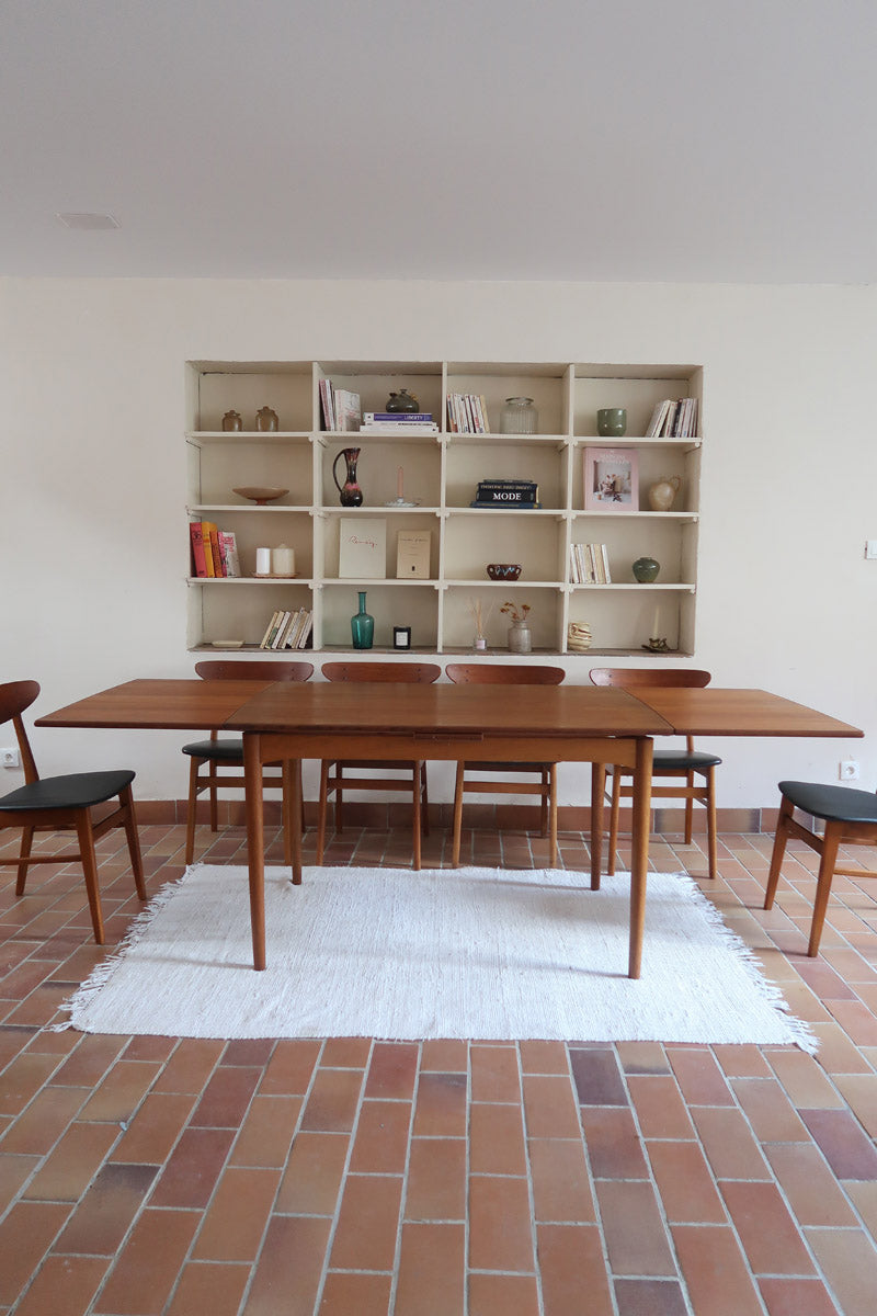Table à manger scandinave en teck extensible, design danois des années 60, plateau en parfait état.