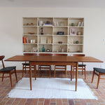 Table à manger scandinave en teck extensible, design danois des années 60, plateau en parfait état.