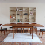 Table à manger scandinave en teck extensible, design danois des années 60, plateau en parfait état.