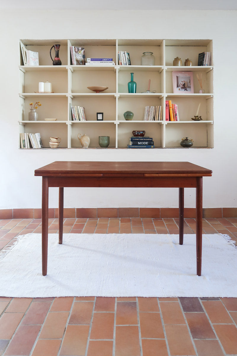 table à manger scandinave en teck massif extensible années 60 avec rallonges intégrées et piètement fuselé