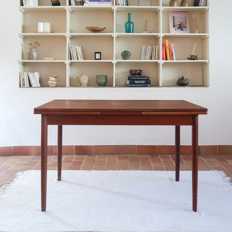 table à manger scandinave en teck massif extensible années 60 avec rallonges intégrées et piètement fuselé