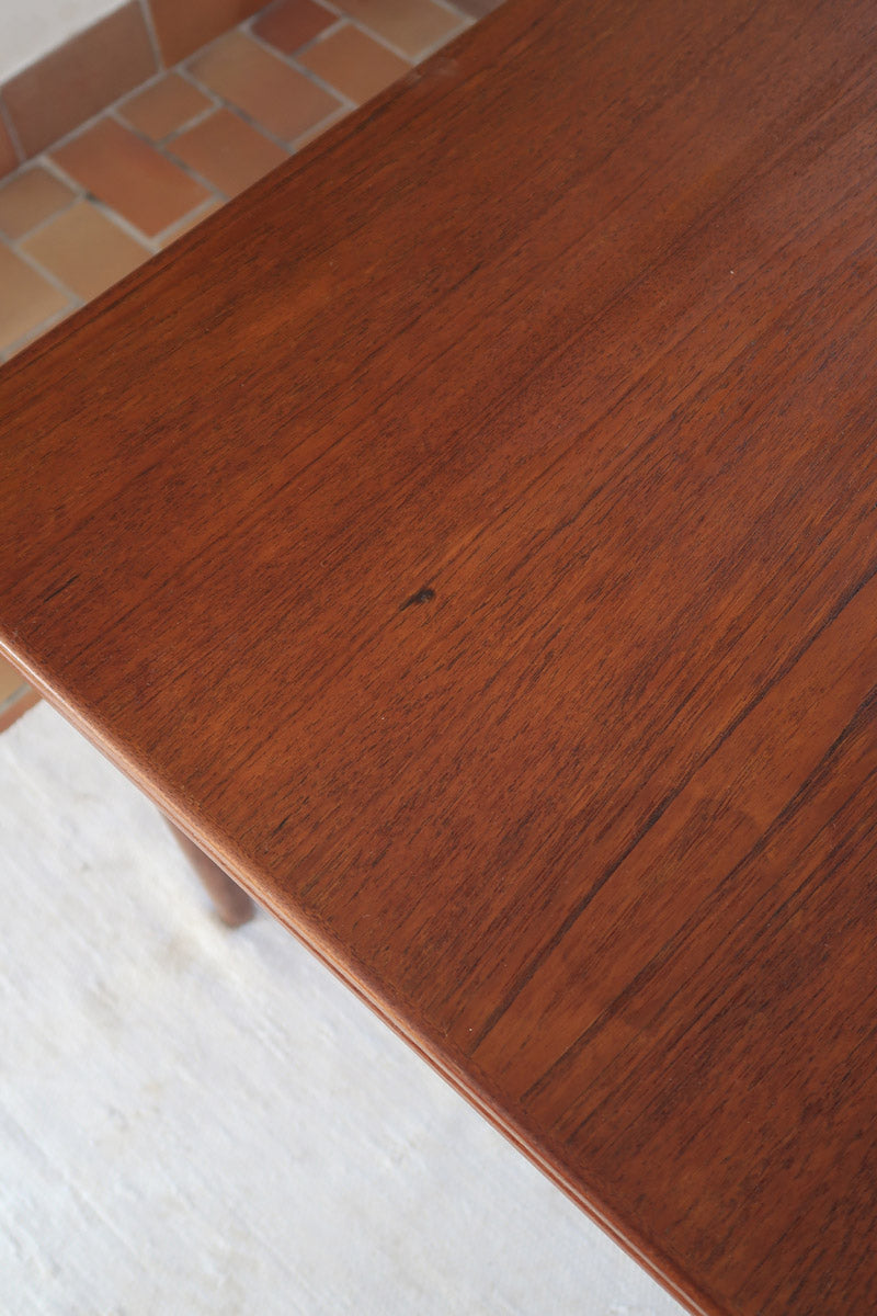 table à manger scandinave en teck massif extensible années 60 avec rallonges intégrées et piètement fuselé