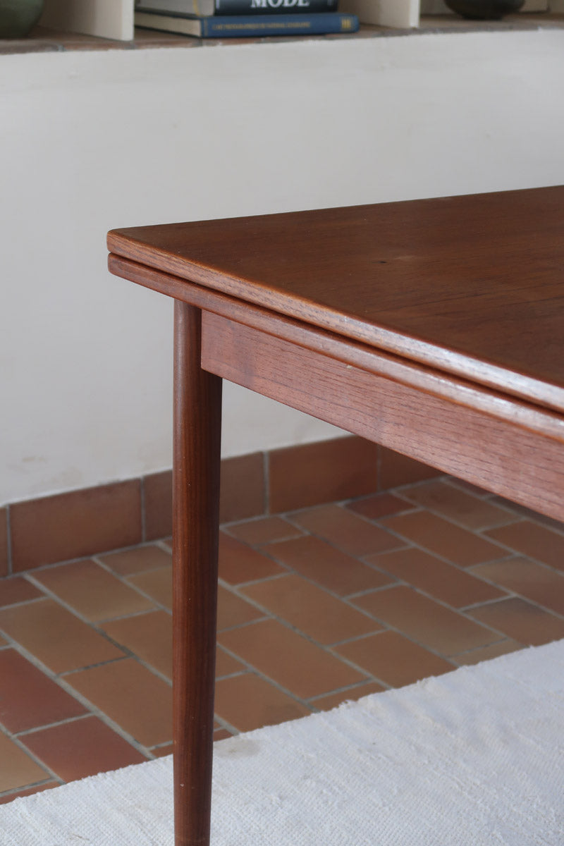 table à manger scandinave en teck massif extensible années 60 avec rallonges intégrées et piètement fuselé