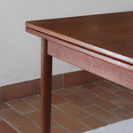 table à manger scandinave en teck massif extensible années 60 avec rallonges intégrées et piètement fuselé