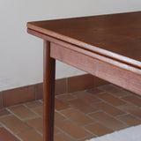 table à manger scandinave en teck massif extensible années 60 avec rallonges intégrées et piètement fuselé