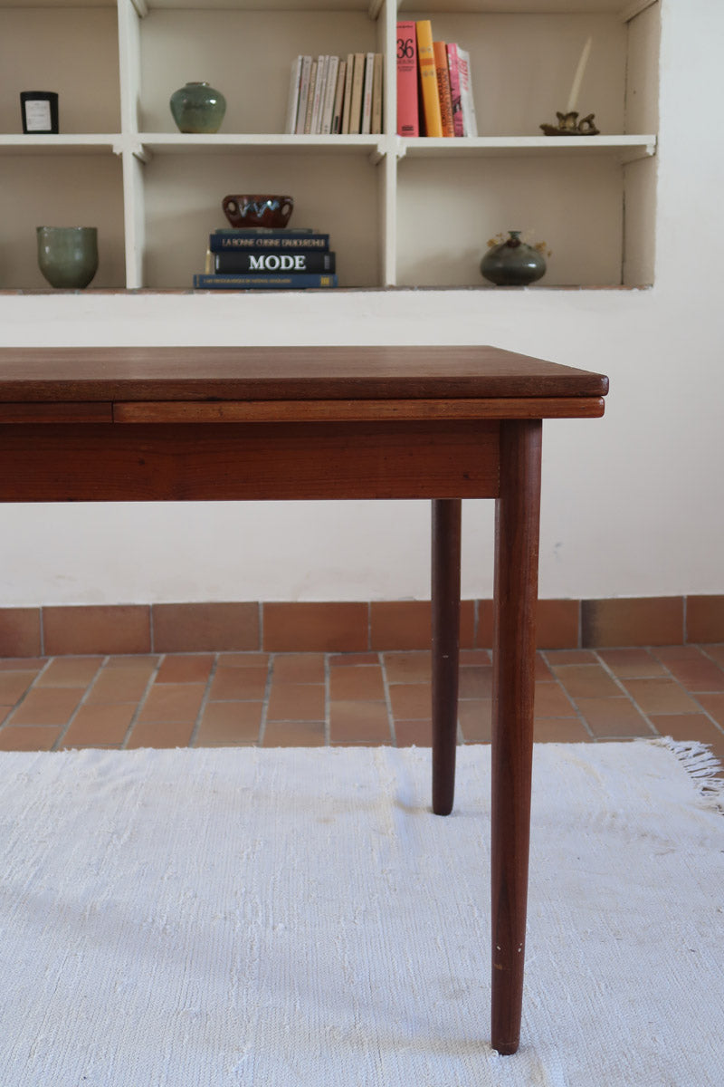 table à manger scandinave en teck massif extensible années 60 avec rallonges intégrées et piètement fuselé