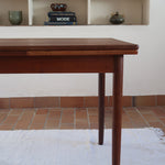 table à manger scandinave en teck massif extensible années 60 avec rallonges intégrées et piètement fuselé
