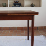 table à manger scandinave en teck massif extensible années 60 avec rallonges intégrées et piètement fuselé