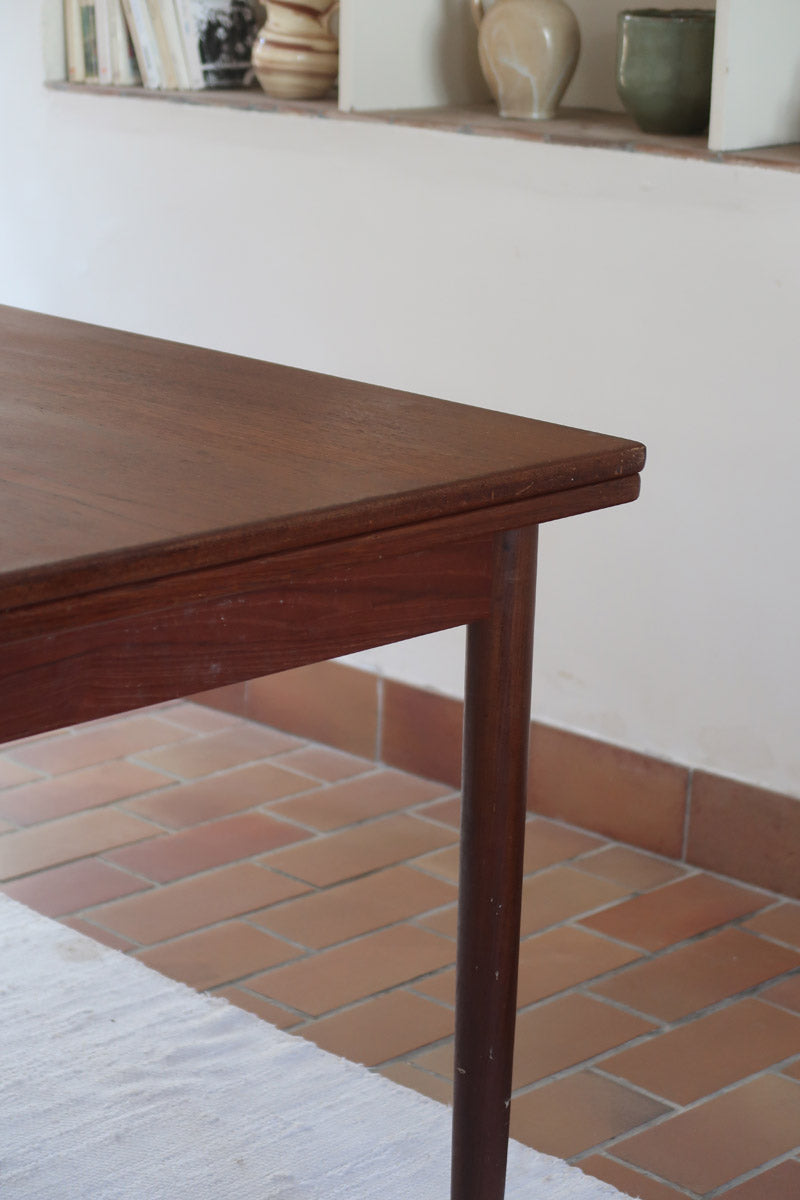 table à manger scandinave en teck massif extensible années 60 avec rallonges intégrées et piètement fuselé