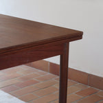 table à manger scandinave en teck massif extensible années 60 avec rallonges intégrées et piètement fuselé