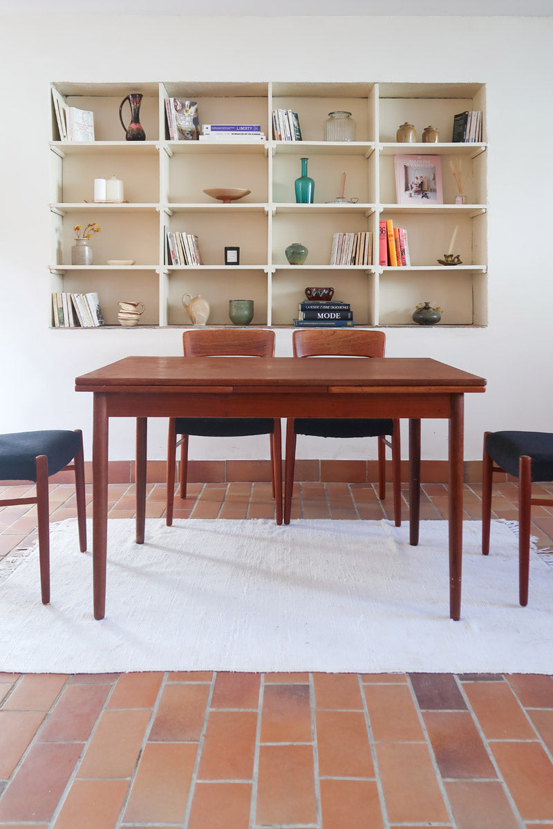 table à manger scandinave en teck massif extensible années 60 avec rallonges intégrées et piètement fuselé