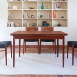 table à manger scandinave en teck massif extensible années 60 avec rallonges intégrées et piètement fuselé