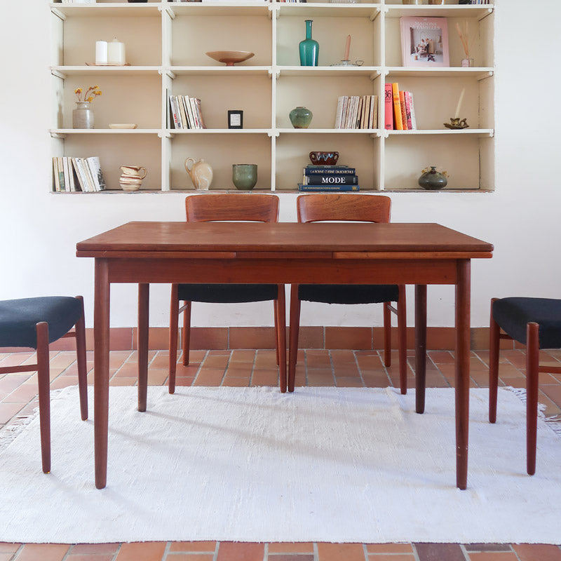 table à manger scandinave en teck massif extensible années 60 avec rallonges intégrées et piètement fuselé