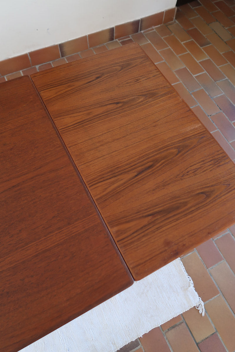 table à manger scandinave en teck massif extensible années 60 avec rallonges intégrées et piètement fuselé