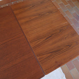 table à manger scandinave en teck massif extensible années 60 avec rallonges intégrées et piètement fuselé