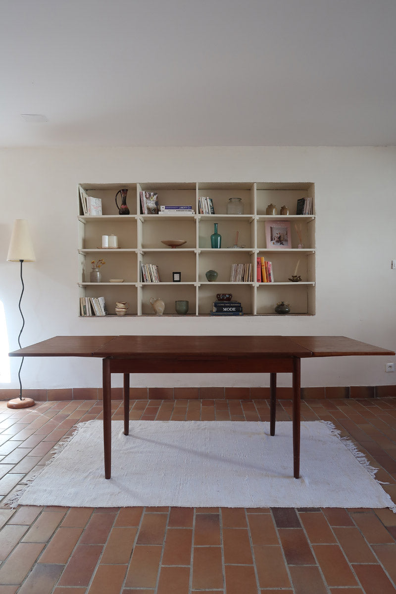 table à manger scandinave en teck massif extensible années 60 avec rallonges intégrées et piètement fuselé