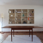 table à manger scandinave en teck massif extensible années 60 avec rallonges intégrées et piètement fuselé