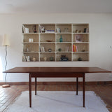 table à manger scandinave en teck massif extensible années 60 avec rallonges intégrées et piètement fuselé