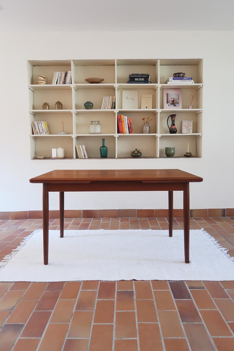 Table scandinave vintage en teck, années 60, extensible avec rallonge intégrée, état proche du neuf, pieds fuselés et plateau parfaitement conservé.