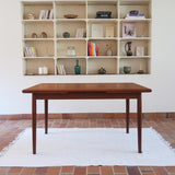 Table scandinave vintage en teck, années 60, extensible avec rallonge intégrée, état proche du neuf, pieds fuselés et plateau parfaitement conservé.