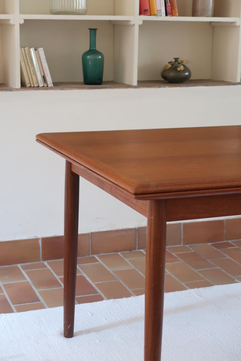 Table scandinave vintage en teck, années 60, extensible avec rallonge intégrée, état proche du neuf, pieds fuselés et plateau parfaitement conservé.