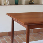 Table scandinave vintage en teck, années 60, extensible avec rallonge intégrée, état proche du neuf, pieds fuselés et plateau parfaitement conservé.