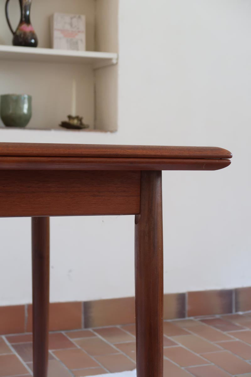 Table scandinave vintage en teck, années 60, extensible avec rallonge intégrée, état proche du neuf, pieds fuselés et plateau parfaitement conservé.