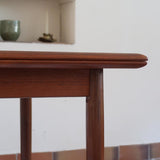 Table scandinave vintage en teck, années 60, extensible avec rallonge intégrée, état proche du neuf, pieds fuselés et plateau parfaitement conservé.
