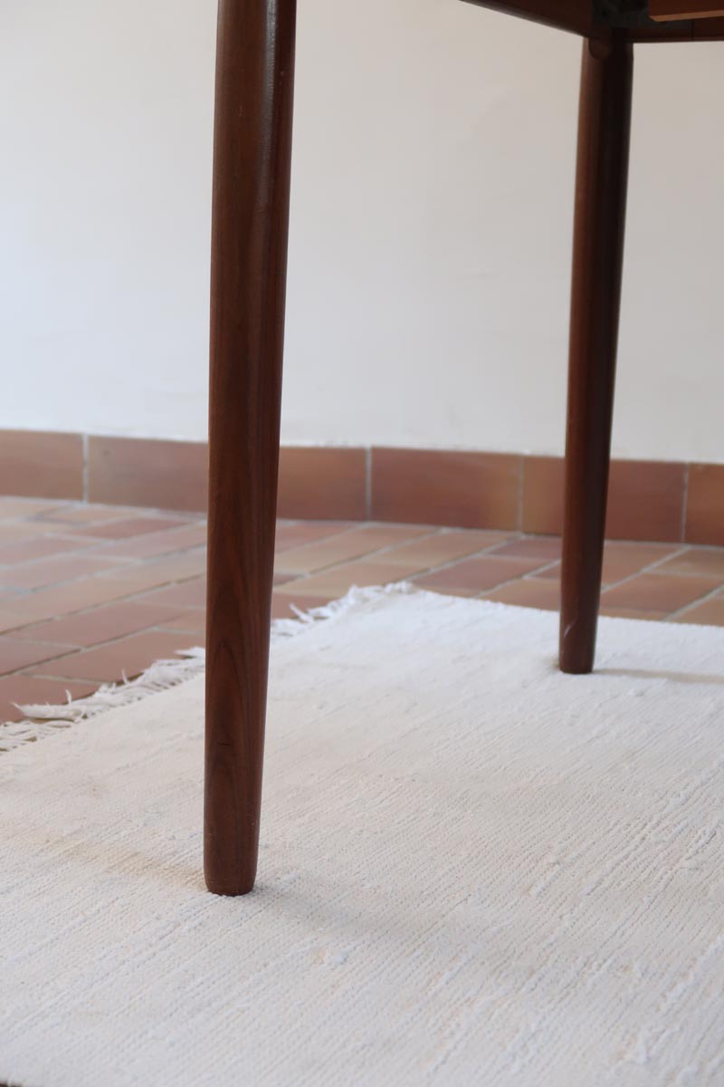 Table scandinave vintage en teck, années 60, extensible avec rallonge intégrée, état proche du neuf, pieds fuselés et plateau parfaitement conservé.