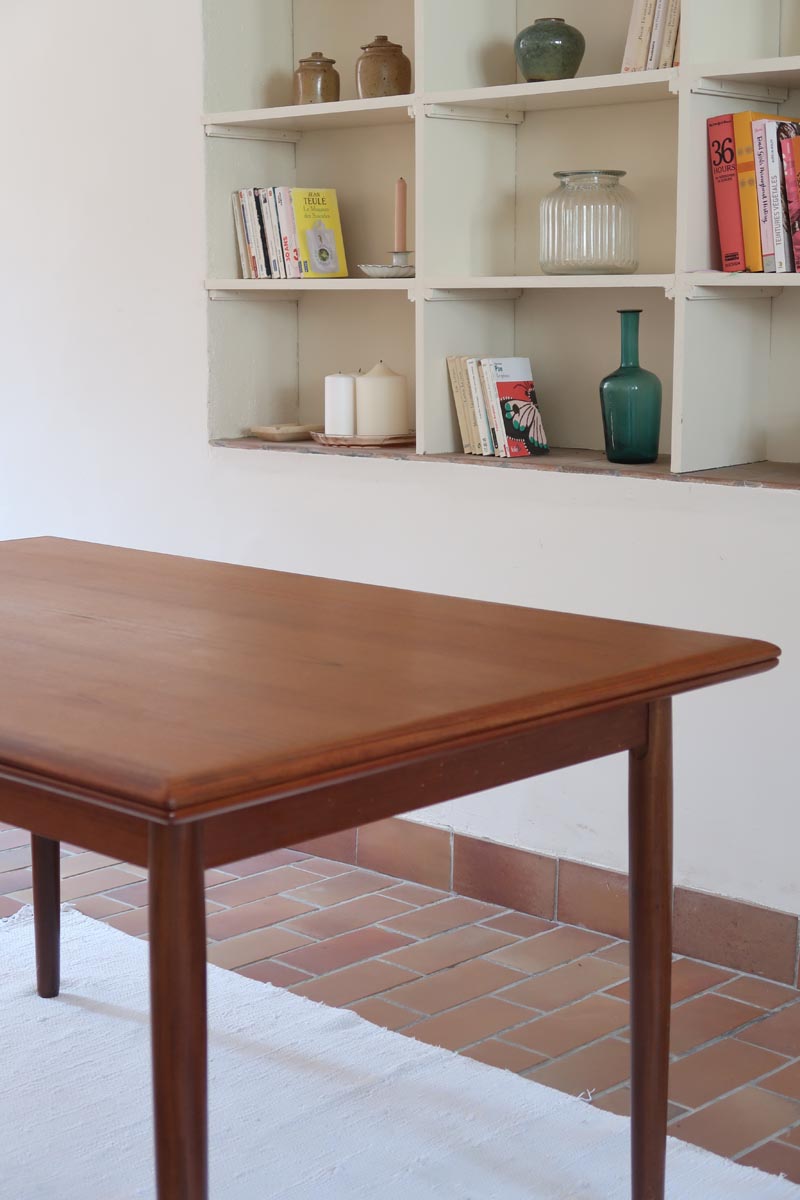 Table scandinave vintage en teck, années 60, extensible avec rallonge intégrée, état proche du neuf, pieds fuselés et plateau parfaitement conservé.