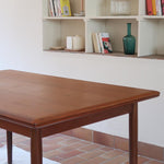 Table scandinave vintage en teck, années 60, extensible avec rallonge intégrée, état proche du neuf, pieds fuselés et plateau parfaitement conservé.