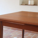 Table scandinave vintage en teck, années 60, extensible avec rallonge intégrée, état proche du neuf, pieds fuselés et plateau parfaitement conservé.