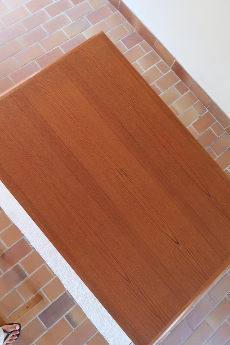 Table scandinave vintage en teck, années 60, extensible avec rallonge intégrée, état proche du neuf, pieds fuselés et plateau parfaitement conservé.