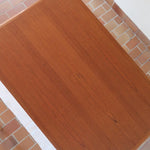 Table scandinave vintage en teck, années 60, extensible avec rallonge intégrée, état proche du neuf, pieds fuselés et plateau parfaitement conservé.