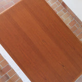 Table scandinave vintage en teck, années 60, extensible avec rallonge intégrée, état proche du neuf, pieds fuselés et plateau parfaitement conservé.