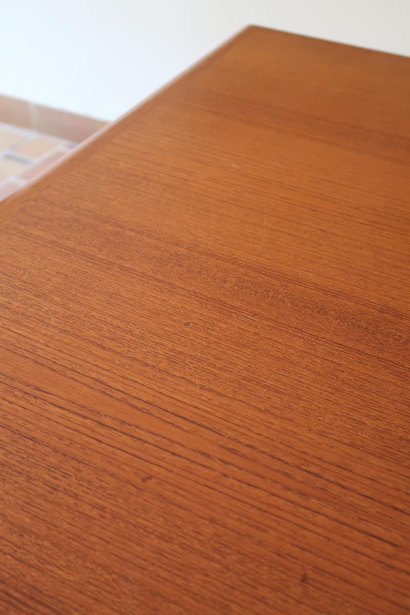 Table scandinave vintage en teck, années 60, extensible avec rallonge intégrée, état proche du neuf, pieds fuselés et plateau parfaitement conservé.