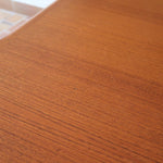 Table scandinave vintage en teck, années 60, extensible avec rallonge intégrée, état proche du neuf, pieds fuselés et plateau parfaitement conservé.