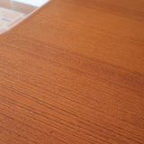Table scandinave vintage en teck, années 60, extensible avec rallonge intégrée, état proche du neuf, pieds fuselés et plateau parfaitement conservé.