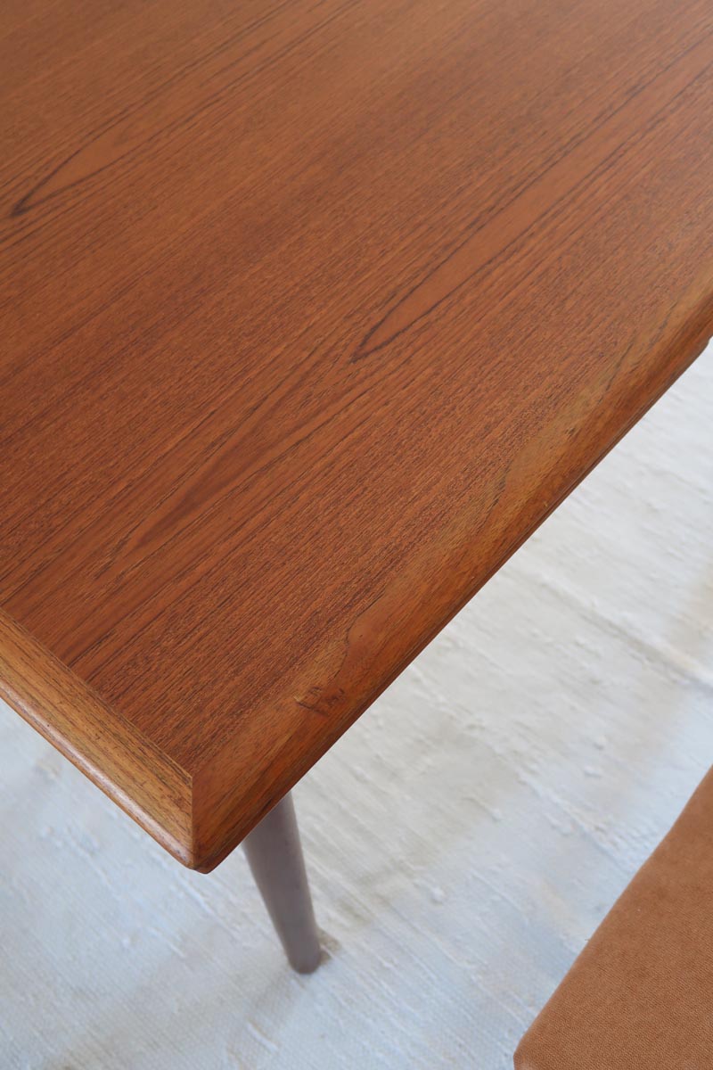 Table scandinave vintage en teck, années 60, extensible avec rallonge intégrée, état proche du neuf, pieds fuselés et plateau parfaitement conservé.
