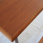 Table scandinave vintage en teck, années 60, extensible avec rallonge intégrée, état proche du neuf, pieds fuselés et plateau parfaitement conservé.